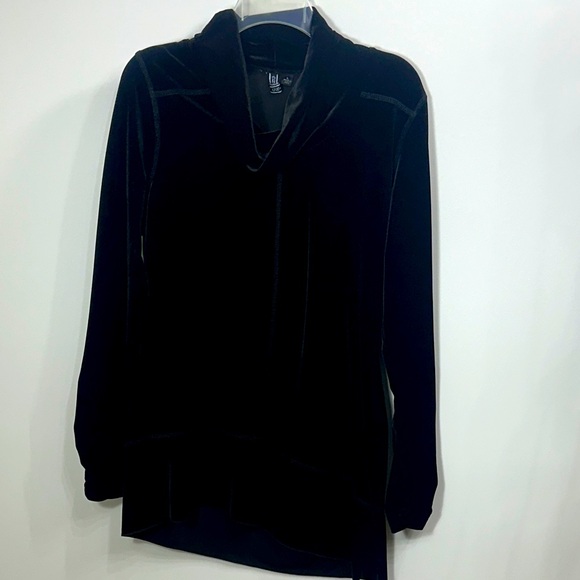 Snoskins Women’s Black velvet cowl neck ruched sleeves tunic top size large. - Picture 1 of 10